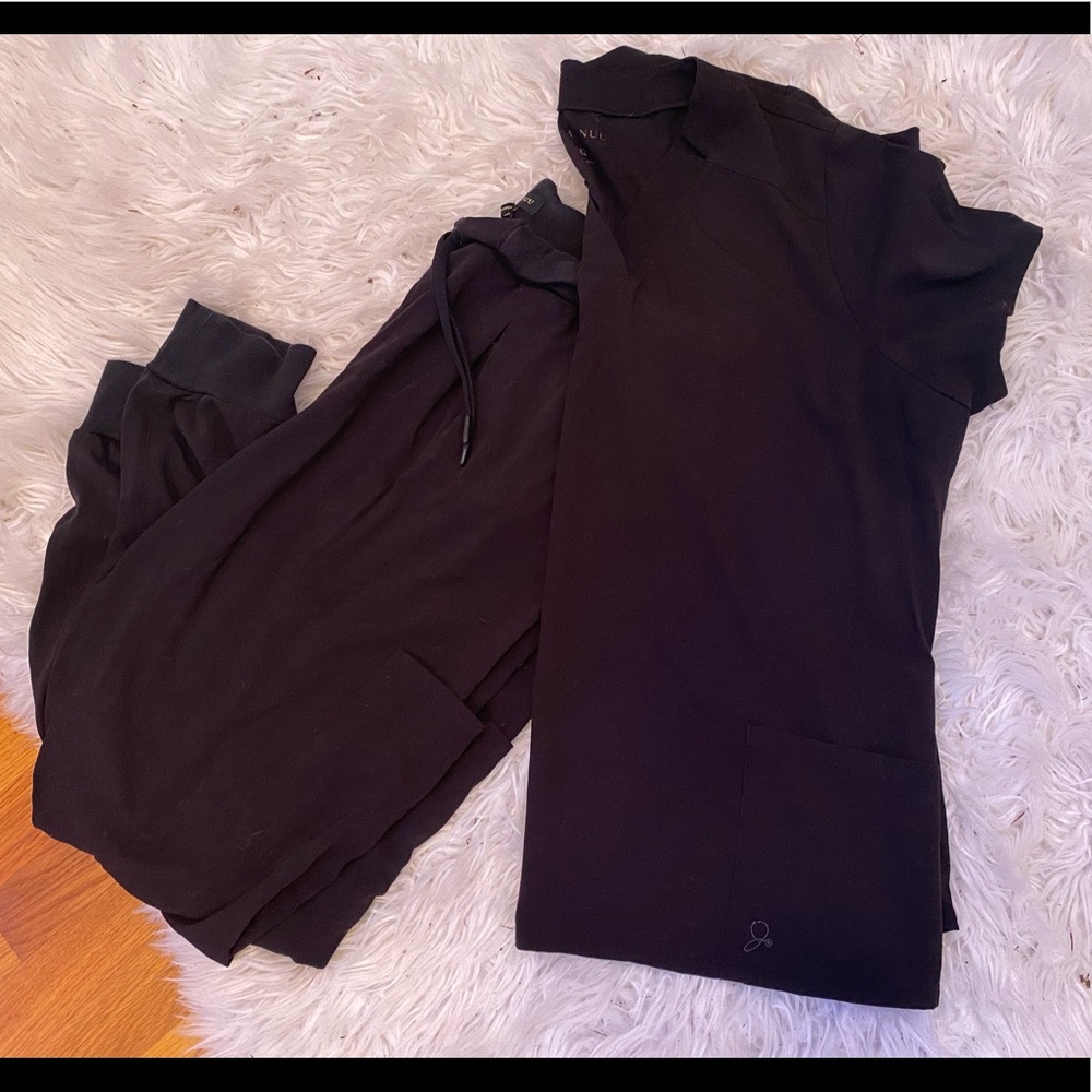 Jaanuu scrub set